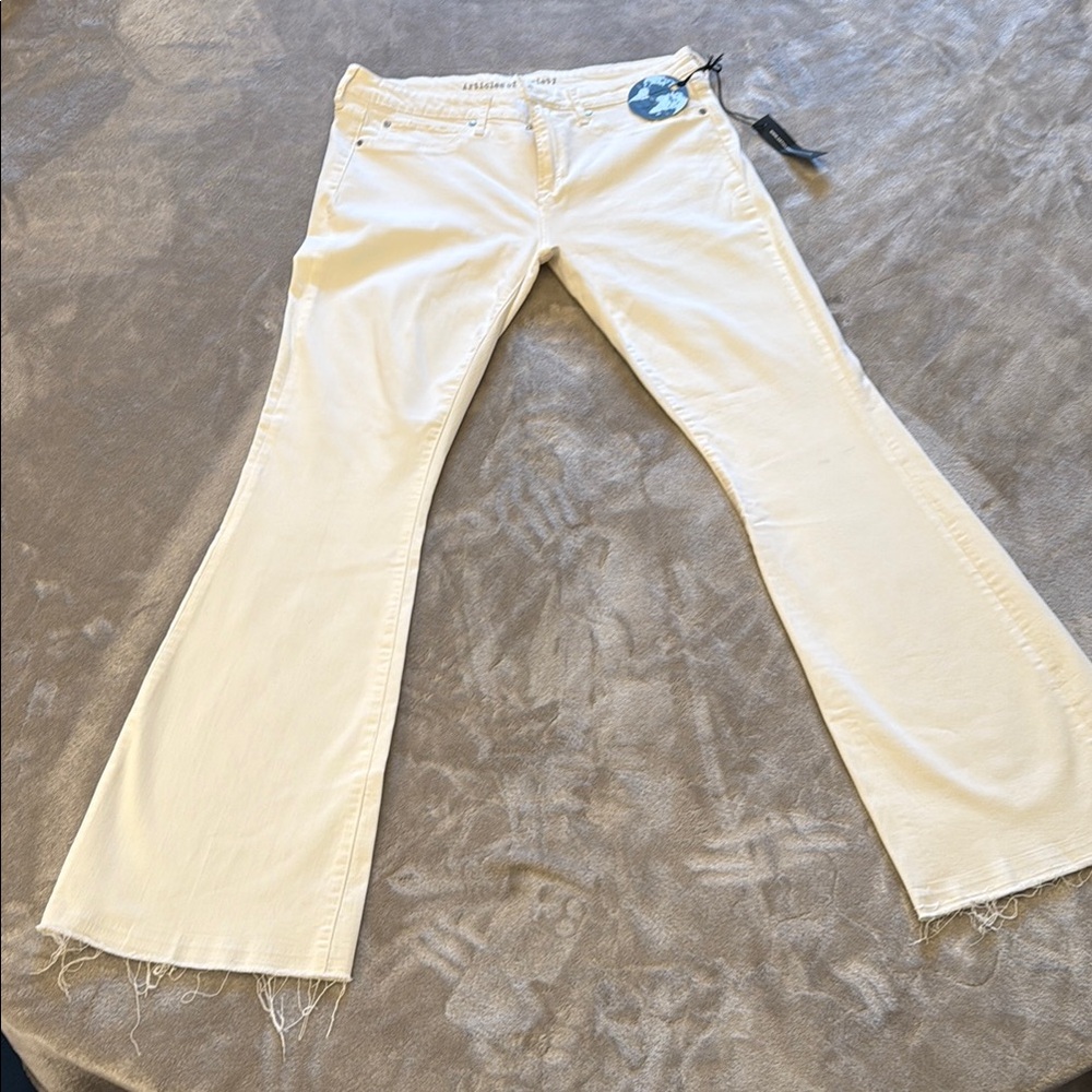 NWT Women's White  Flared Articles of Society jeans